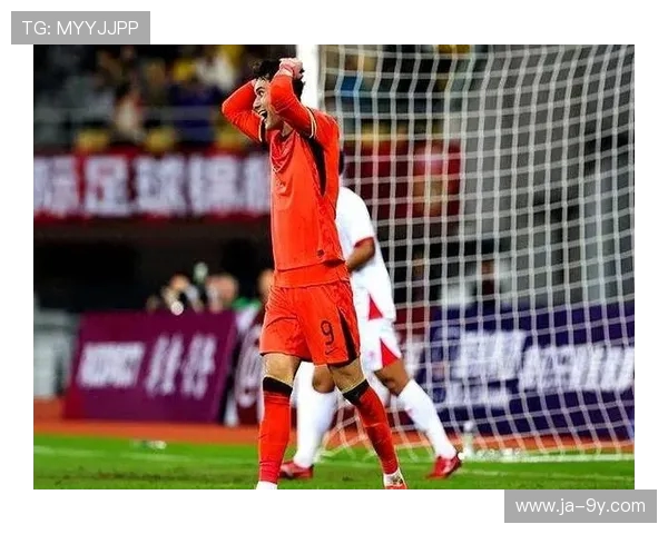 中国足球再次失利引发球迷愤怒声讨 频繁失误和表现不佳成批评焦点